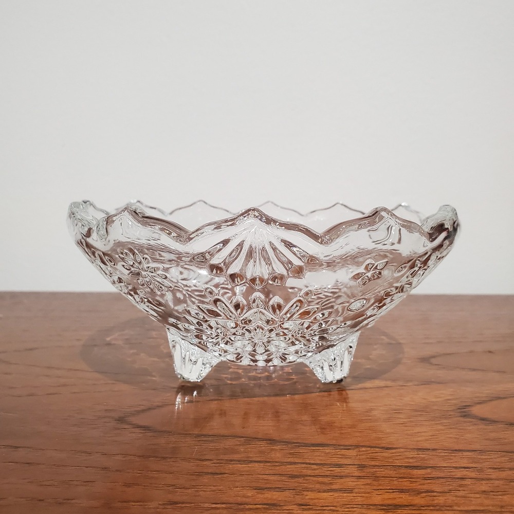 Mikasa Crystal Footed Bowl Raised Snowflake Design Scalloped Edge Vintage‎ Dish